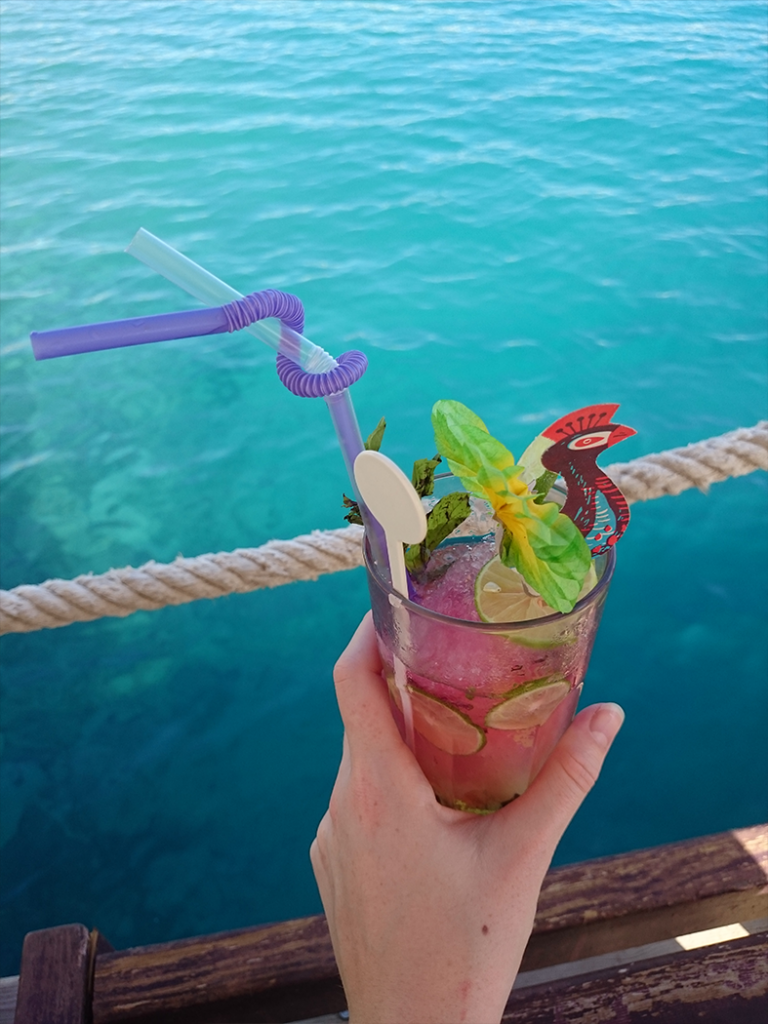 Farverig drink på strand i Hurghada